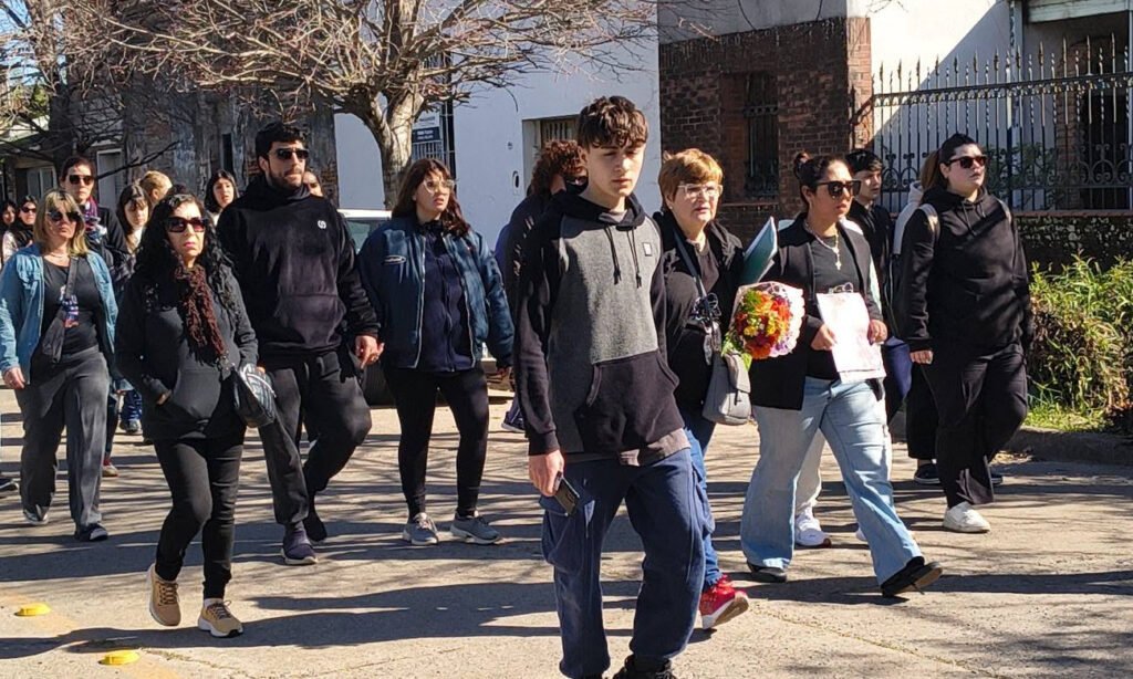 Familiares, amigos y vecinos se reunieron en la Costanera de Santo Tomé para homenajear a Jeremías Monzón y preservar su memoria.