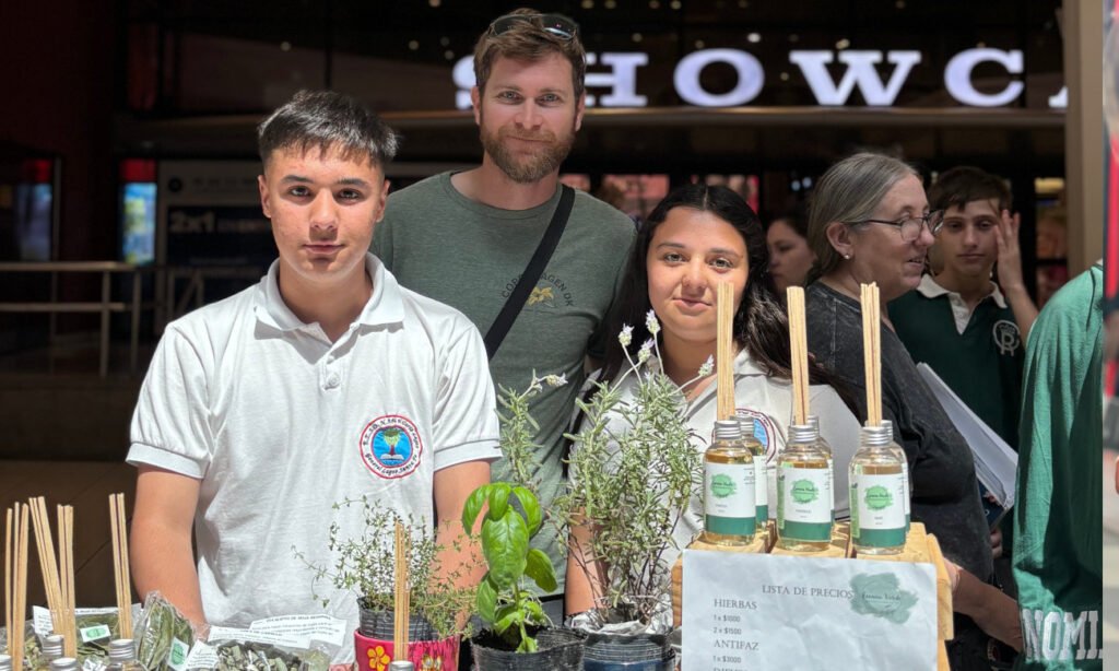 Estudiantes participan de una feria de emprendimientos como parte del programa Aprender a emprender. Foto de archivo.