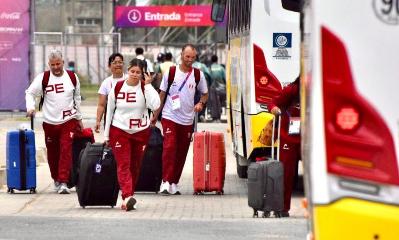 Colectivos del transporte urbano de Santa Fe durante los traslados de atletas y delegaciones en el marco de los Juegos Suramericanos.