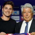 Julián Álvarez junto a Enrique Cerezo durante la presentación del delantero argentino como nuevo jugador del Atlético de Madrid. Foto de archivo.