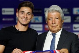 Julián Álvarez junto a Enrique Cerezo durante la presentación del delantero argentino como nuevo jugador del Atlético de Madrid. Foto de archivo.