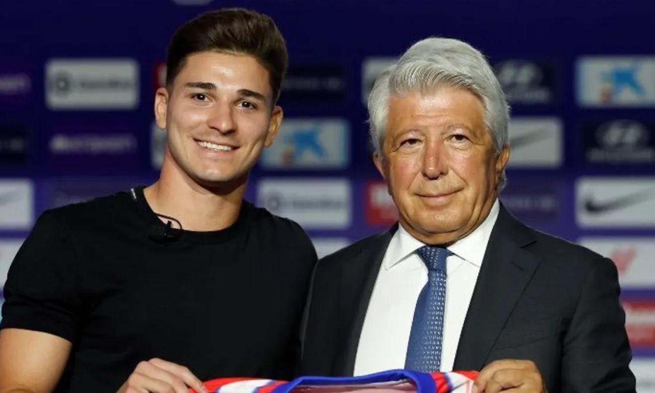 Julián Álvarez junto a Enrique Cerezo durante la presentación del delantero argentino como nuevo jugador del Atlético de Madrid. Foto de archivo.