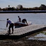 La empresa húngara Polaritas trabaja en la instalación del sistema Albano de boyado en la laguna Setúbal, que permitirá delimitar los carriles para las competencias de remo y canotaje de los Juegos Suramericanos 2026.