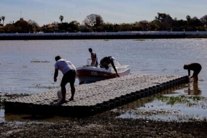 La empresa húngara Polaritas trabaja en la instalación del sistema Albano de boyado en la laguna Setúbal, que permitirá delimitar los carriles para las competencias de remo y canotaje de los Juegos Suramericanos 2026.