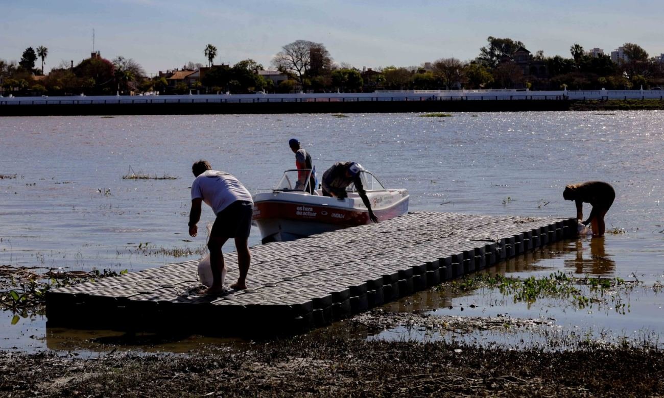 La empresa húngara Polaritas trabaja en la instalación del sistema Albano de boyado en la laguna Setúbal, que permitirá delimitar los carriles para las competencias de remo y canotaje de los Juegos Suramericanos 2026.