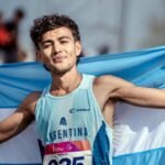 Matías Reynaga celebra la medalla de plata obtenida en los 10.000 metros de los Juegos Suramericanos Santa Fe 2026. Foto: Matías Lasquera.