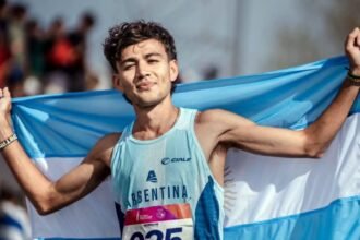 Matías Reynaga celebra la medalla de plata obtenida en los 10.000 metros de los Juegos Suramericanos Santa Fe 2026. Foto: Matías Lasquera.