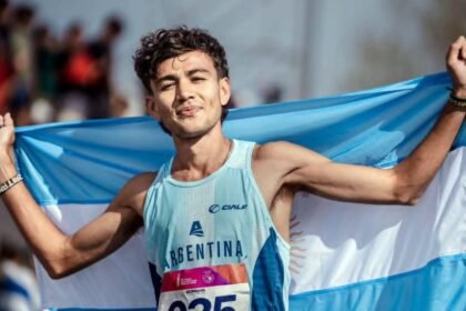Matías Reynaga celebra la medalla de plata obtenida en los 10.000 metros de los Juegos Suramericanos Santa Fe 2026. Foto: Matías Lasquera.