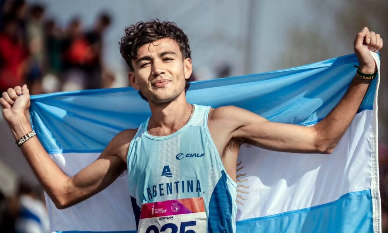 Matías Reynaga celebra la medalla de plata obtenida en los 10.000 metros de los Juegos Suramericanos Santa Fe 2026. Foto: Matías Lasquera.