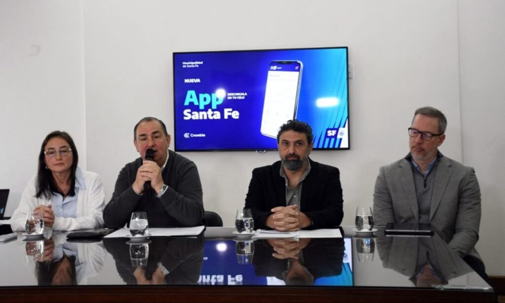 El intendente Juan Pablo Poletti junto a funcionarios municipales durante la presentación de “La Muni en tu Celu”, la nueva aplicación ciudadana de Santa Fe.