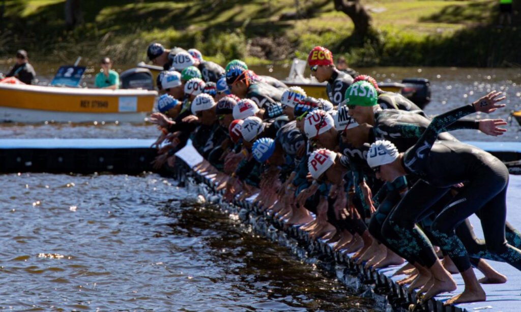 Nadadores participan de una competencia de aguas abiertas en la ciudad de Santa Fe, en el marco de una jornada deportiva internacional.