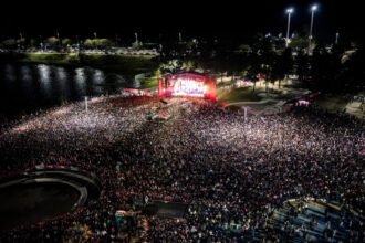 Q’Lokura se presentó ante una multitud en el Fan Fest del Parque del Sur, en la ciudad de Santa Fe.