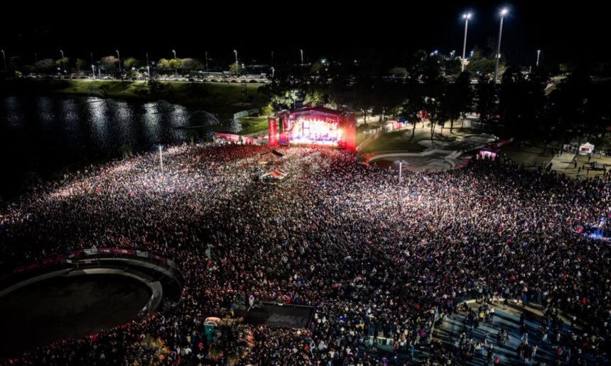 Q’Lokura se presentó ante una multitud en el Fan Fest del Parque del Sur, en la ciudad de Santa Fe.