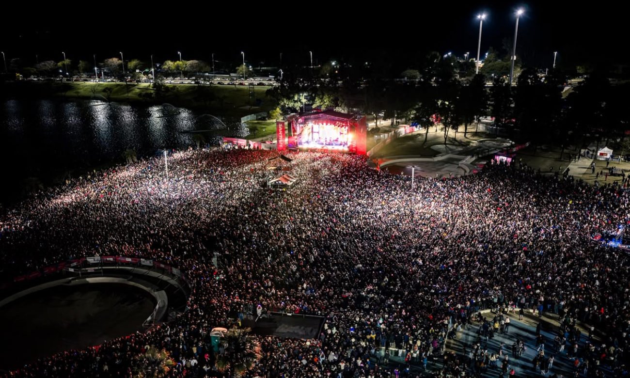 Q’Lokura se presentó ante una multitud en el Fan Fest del Parque del Sur, en la ciudad de Santa Fe.