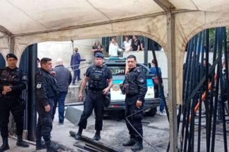 El patrullero quedó incrustado contra el ingreso al Hospital Cullen luego de derribar el portón. Foto: gentileza.