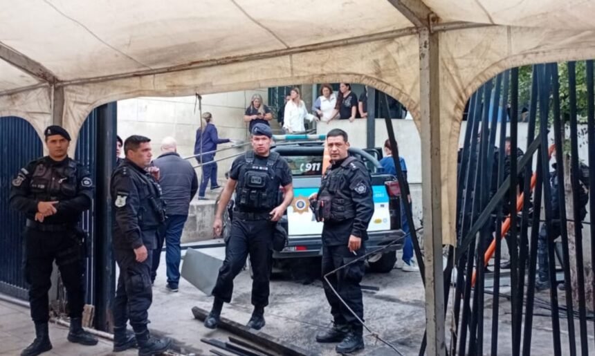 El patrullero quedó incrustado contra el ingreso al Hospital Cullen luego de derribar el portón. Foto: gentileza.