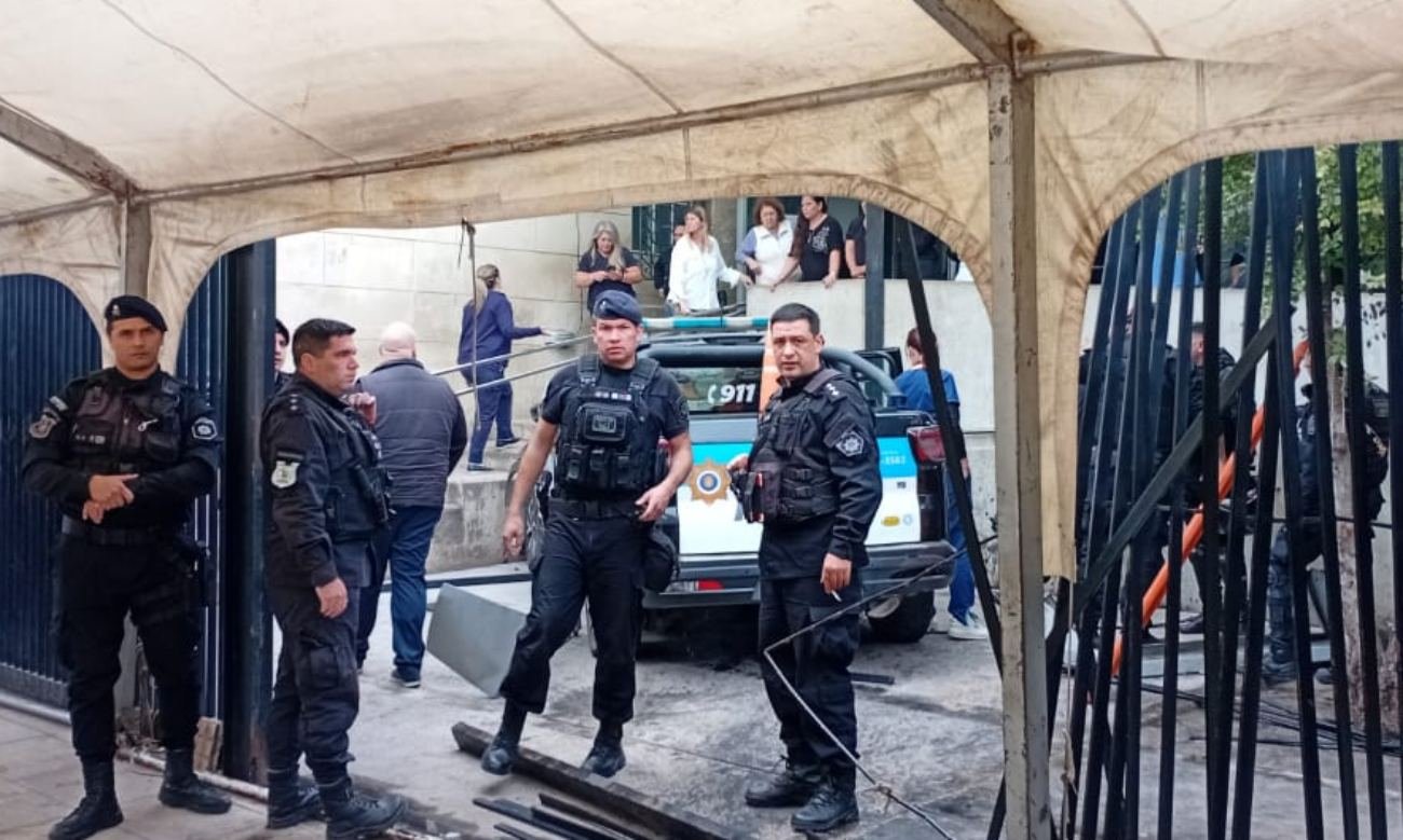 El patrullero quedó incrustado contra el ingreso al Hospital Cullen luego de derribar el portón. Foto: gentileza.