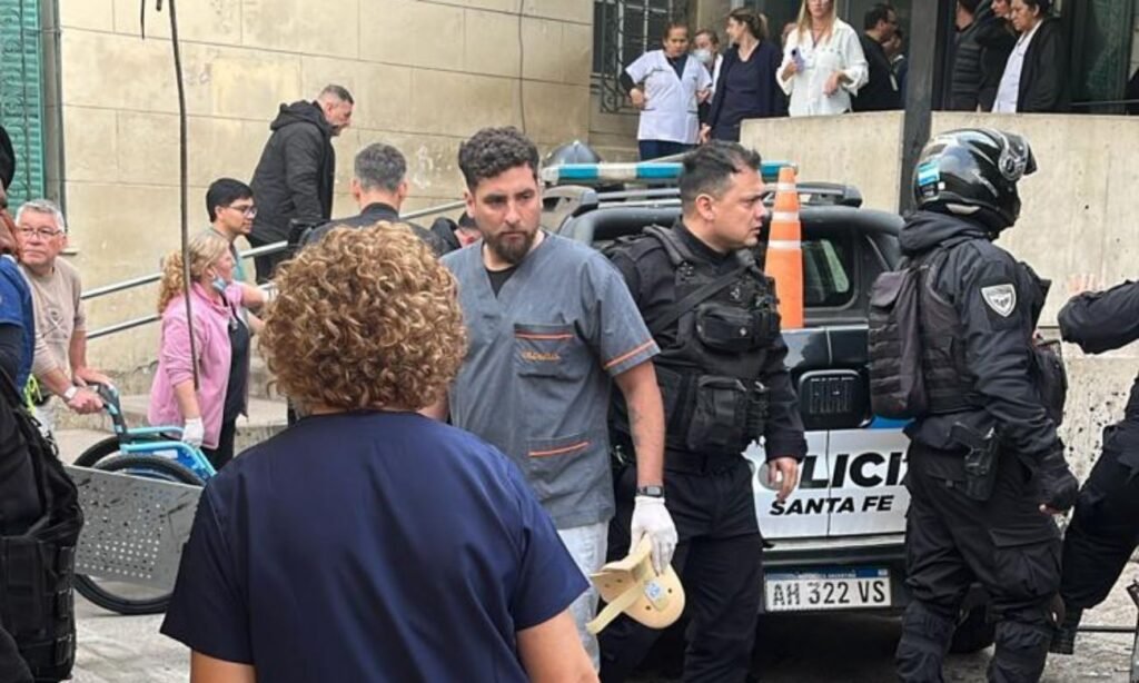 Personal del Hospital Cullen intervino para asistir y socorrer a las personas lesionadas tras el impacto del patrullero contra el portón. Foto: gentileza.