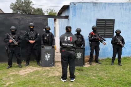 Personal de la Policía de Investigaciones durante un procedimiento en la ciudad de Santa Fe. Foto de archivo.