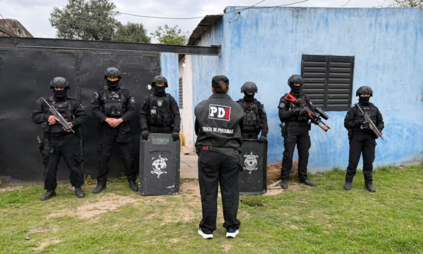 Personal de la Policía de Investigaciones durante un procedimiento en la ciudad de Santa Fe. Foto de archivo.