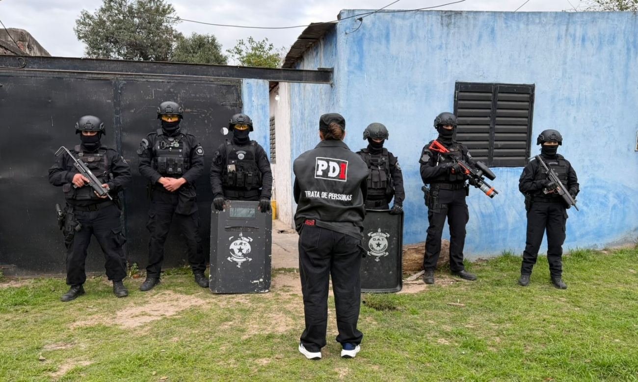 Personal de la Policía de Investigaciones durante un procedimiento en la ciudad de Santa Fe. Foto de archivo.