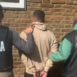 Imagen del detenido durante el procedimiento realizado por la Policía de Investigaciones (PDI) en la ciudad de Santa Fe.