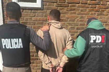 Imagen del detenido durante el procedimiento realizado por la Policía de Investigaciones (PDI) en la ciudad de Santa Fe.