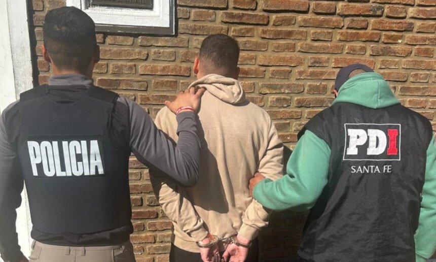 Imagen del detenido durante el procedimiento realizado por la Policía de Investigaciones (PDI) en la ciudad de Santa Fe.