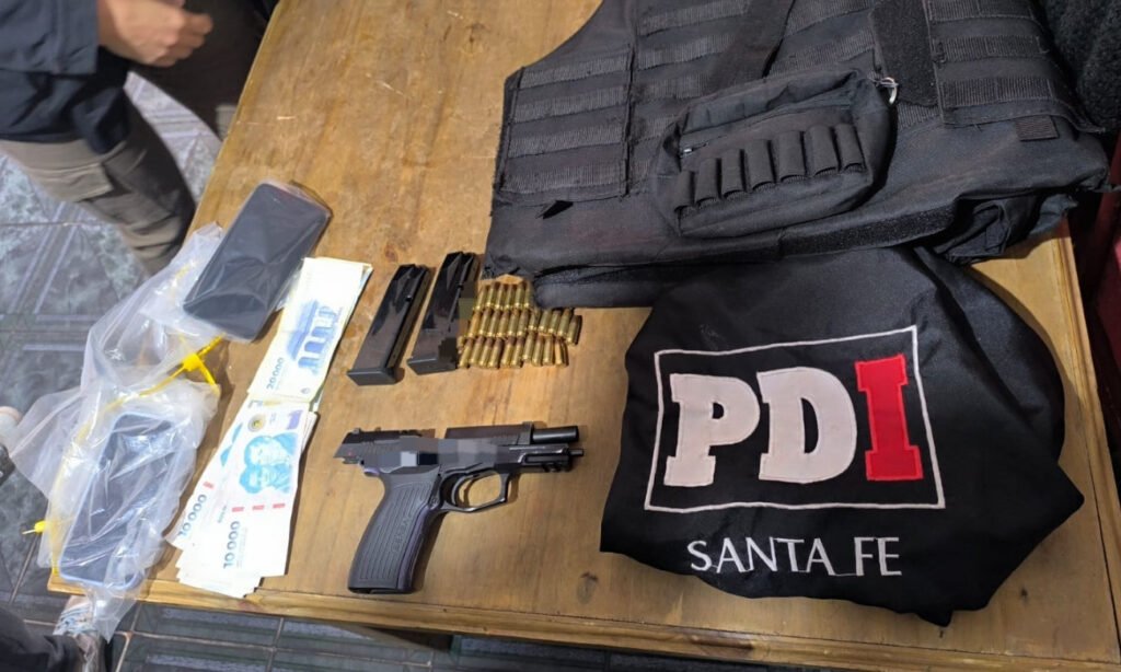 Elementos secuestrados por la PDI durante el allanamiento realizado en la ciudad de Santa Fe, entre ellos una pistola 9 milímetros, municiones, cargadores y un chaleco balístico.