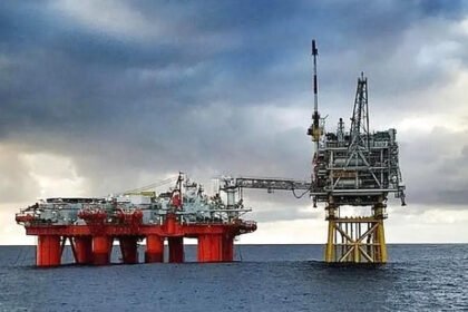 Una plataforma petrolera opera en aguas abiertas como parte de las actividades de exploración y producción de hidrocarburos. Foto de archivo.
