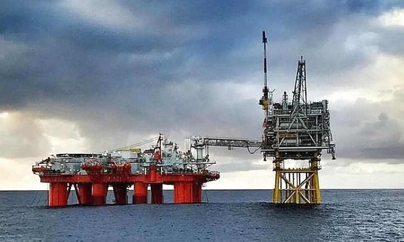Una plataforma petrolera opera en aguas abiertas como parte de las actividades de exploración y producción de hidrocarburos. Foto de archivo.