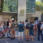 Personas durante un reclamo en las oficinas de Pilay en Rosario. Foto de archivo.