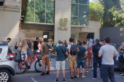 Personas durante un reclamo en las oficinas de Pilay en Rosario. Foto de archivo.