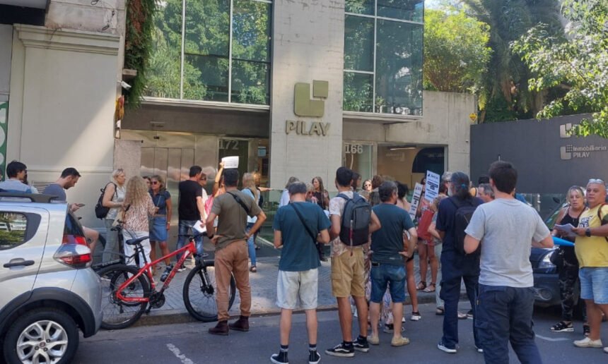Personas durante un reclamo en las oficinas de Pilay en Rosario. Foto de archivo.