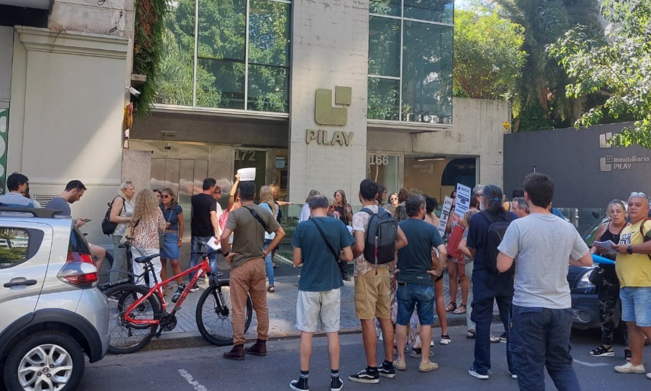 Personas durante un reclamo en las oficinas de Pilay en Rosario. Foto de archivo.