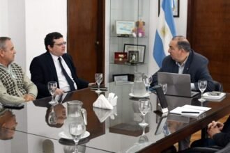 El intendente Juan Pablo Poletti encabezó la reunión con representantes de la Iglesia de Jesucristo de los Santos de los Últimos Días para coordinar la jornada de voluntariado en el Bajo Oroño.