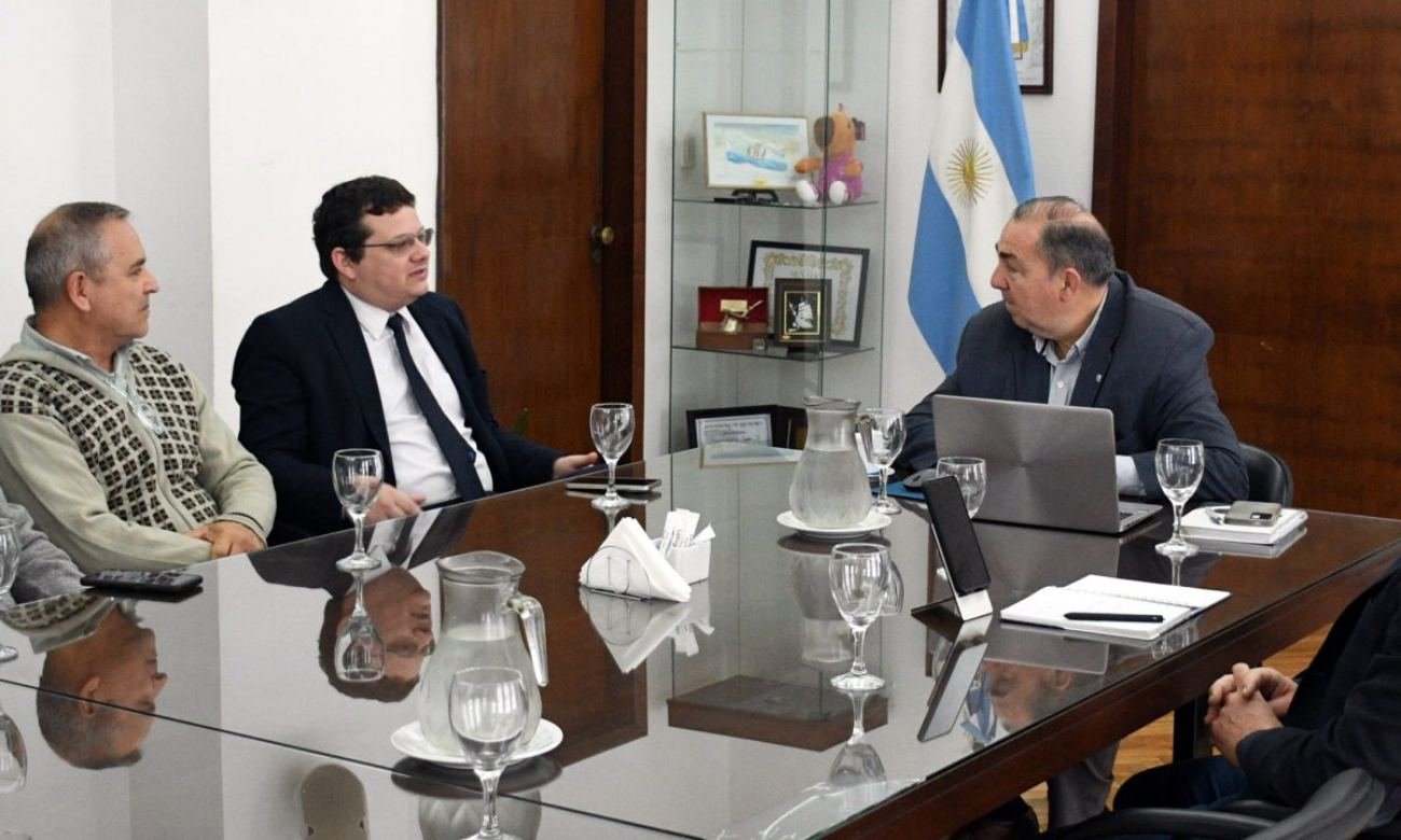 El intendente Juan Pablo Poletti encabezó la reunión con representantes de la Iglesia de Jesucristo de los Santos de los Últimos Días para coordinar la jornada de voluntariado en el Bajo Oroño.