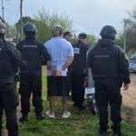 El detenido fue trasladado por personal policial tras el allanamiento realizado en Santo Tomé. Foto de archivo.