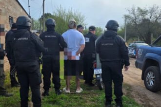 El detenido fue trasladado por personal policial tras el allanamiento realizado en Santo Tomé. Foto de archivo.