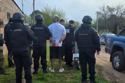 El detenido fue trasladado por personal policial tras el allanamiento realizado en Santo Tomé. Foto de archivo.