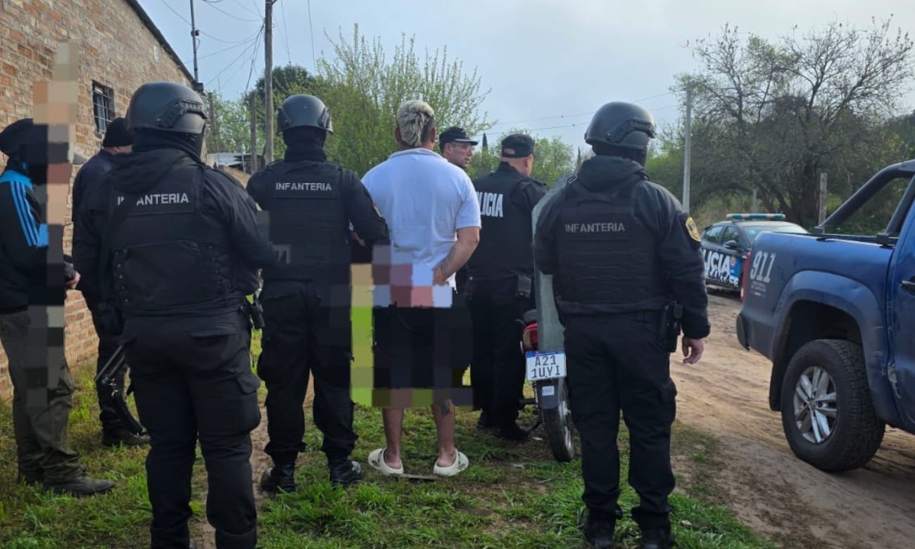 El detenido fue trasladado por personal policial tras el allanamiento realizado en Santo Tomé. Foto de archivo.