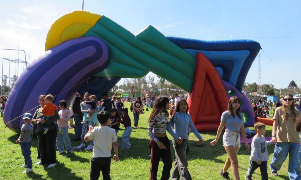 La celebración organizada por la Municipalidad de Puerto General San Martín reunió a niños y familias en una jornada con inflables, atracciones mecánicas, shows de música y danza y el espectáculo del Payaso Galupa.