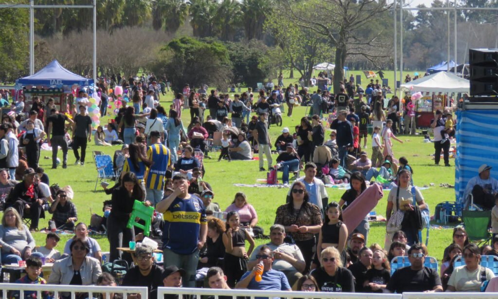 Familias y niños disfrutaron de las actividades organizadas por la Municipalidad de Puerto General San Martín en el Parque Linda Vista.