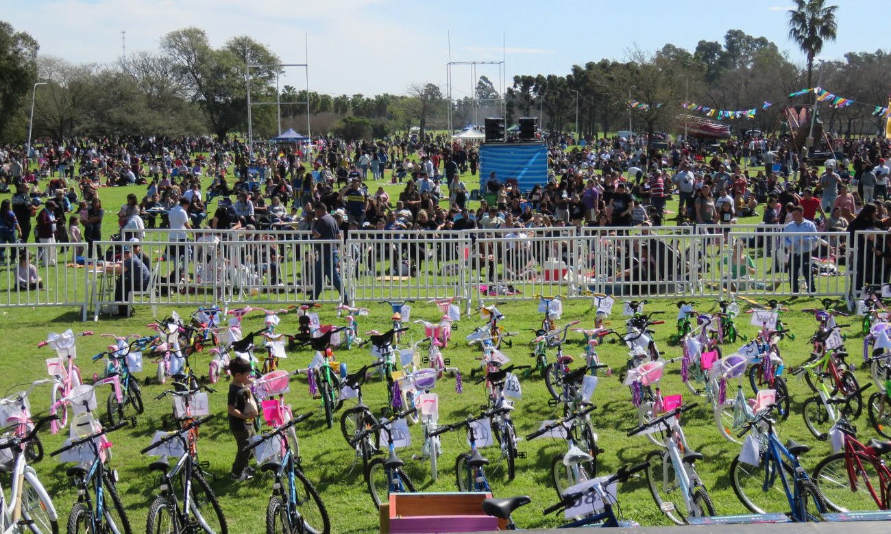 Miles de familias disfrutaron del festejo del Día del Niño en el Parque Linda Vista de Puerto General San Martín, con juegos, espectáculos, sorteos de bicicletas y juguetes y entrega de más de 10.000 bolsitas de golosinas.