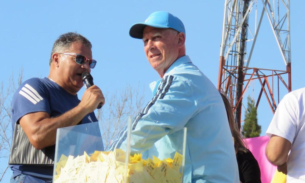 El intendente Carlos De Grandis encabezó uno de los momentos más esperados de la jornada, con el sorteo de bicicletas, juguetes y otros premios entre los niños que participaron del festejo.