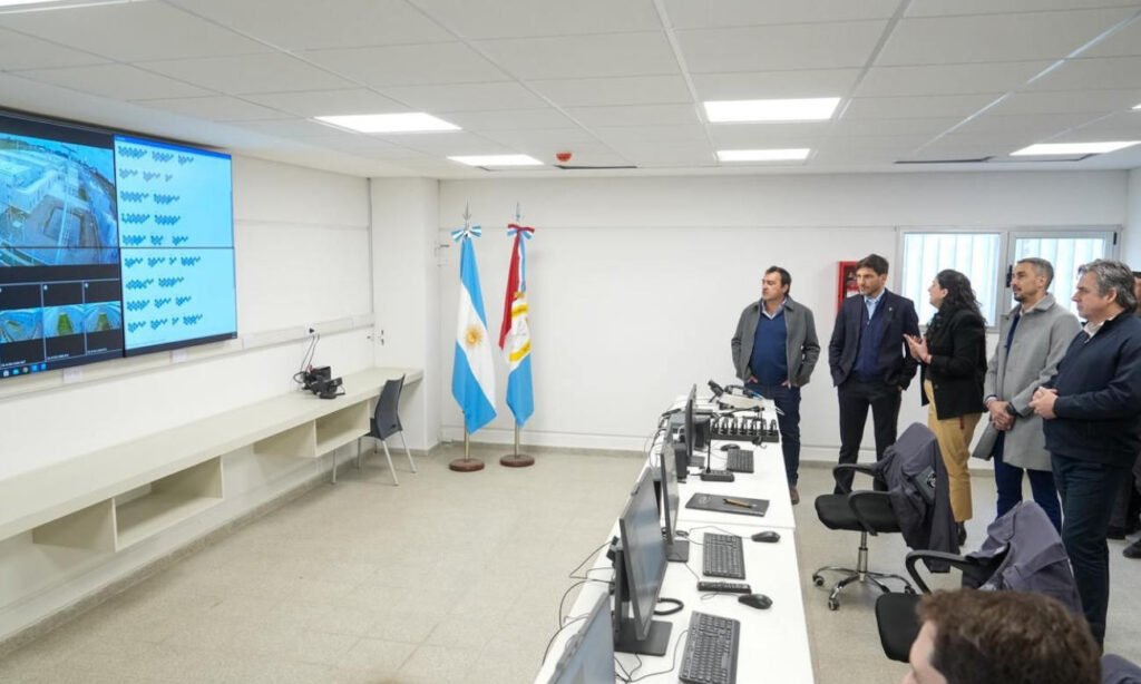 El gobernador Maximiliano Pullaro recorrió el centro de monitoreo de la Unidad Penitenciaria N° 9 de Recreo junto a funcionarios del Ministerio de Seguridad y jefes del establecimiento, donde supervisó el funcionamiento de los nuevos sistemas tecnológicos aplicados a la seguridad carcelaria.