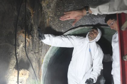 El gobernador Maximiliano Pullaro recorrió el interior del colector cloacal durante la supervisión de la obra de rehabilitación en la ciudad de Santa Fe.