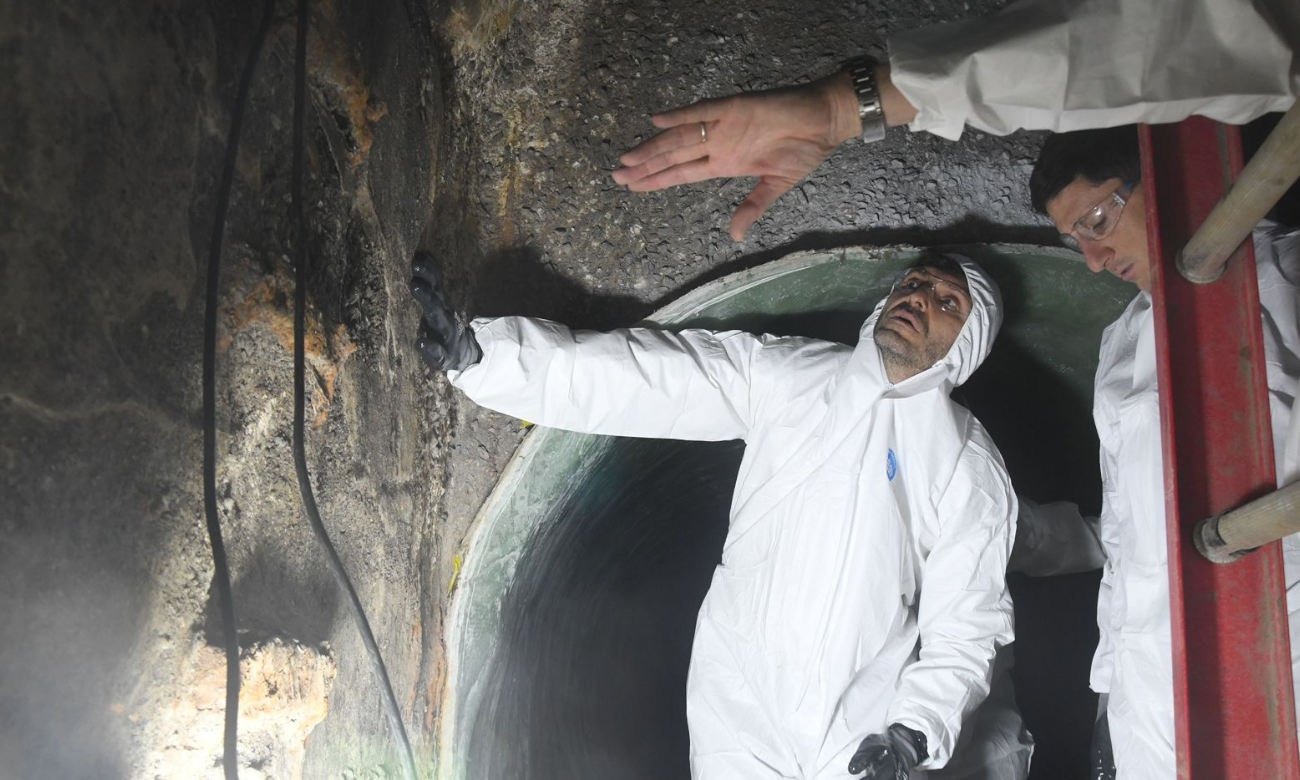El gobernador Maximiliano Pullaro recorrió el interior del colector cloacal durante la supervisión de la obra de rehabilitación en la ciudad de Santa Fe.
