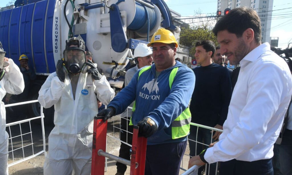 Maximiliano Pullaro recorrió los trabajos de rehabilitación del colector cloacal principal de Santa Fe junto a autoridades de ASSA y del Gobierno provincial.