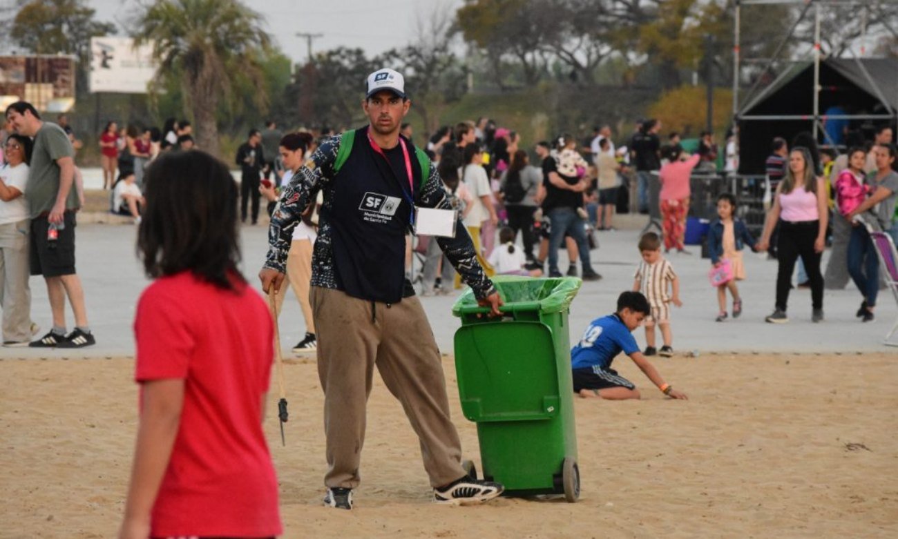 Operativos municipales de limpieza y separación de residuos durante actividades de los Juegos Suramericanos en Santa Fe. Operativos municipales de limpieza y separación de residuos durante actividades de los Juegos Suramericanos en Santa Fe.